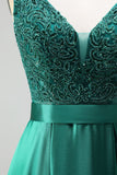 Robe de soirée longue vert foncé en satin, ligne A, à col en V, appliqués et perlée