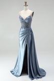 Robe de soirée gris bleu en satin avec un corset à strass, un effet de transparence et des fronces, à fines bretelles avec une fente