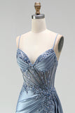 Robe de soirée gris bleu en satin avec un corset à strass, un effet de transparence et des fronces, à fines bretelles avec une fente