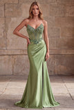 Corset vert sirène à col en V en strass, satin transparent plissé et perlée, longue robe de bal avec fente