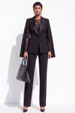 Costume féminin à simple boutonnage, deux pièces avec pantalon noir et revers en pointe