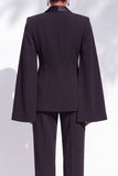 Costume féminin à simple boutonnage, deux pièces avec pantalon noir et revers en pointe