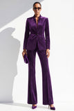Costume féminin à col montant violet foncé, à manches longues, à simple boutonnage, avec paillettes