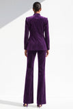 Costume féminin à col montant violet foncé, à manches longues, à simple boutonnage, avec paillettes