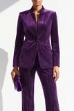 Costume féminin à col montant violet foncé, à manches longues, à simple boutonnage, avec paillettes