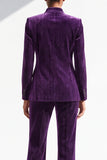 Costume féminin à col montant violet foncé, à manches longues, à simple boutonnage, avec paillettes