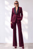 Costume pour femme bourgogne en velours à fines rayures, col châle et boutonnage simple