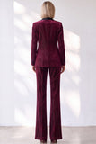 Costume pour femme bourgogne en velours à fines rayures, col châle et boutonnage simple
