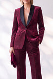 Costume pour femme bourgogne en velours à fines rayures, col châle et boutonnage simple