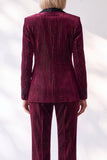 Costume pour femme bourgogne en velours à fines rayures, col châle et boutonnage simple