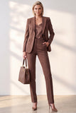 Costume pour femme café à revers en pointe, boutonnage simple et poches