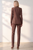 Costume pour femme café à revers en pointe, boutonnage simple et poches