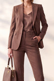 Costume pour femme café à revers en pointe, boutonnage simple et poches