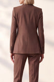 Costume pour femme café à revers en pointe, boutonnage simple et poches