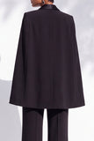 Costume deux pièces pour femme noir en satin à revers en pointe, boutonnage simple et cape