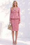 Costume pour femme rose en tweed à carreaux, revers crantés, boutonnage simple, basque et poches