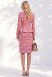 Costume pour femme rose en tweed à carreaux, revers crantés, boutonnage simple, basque et poches
