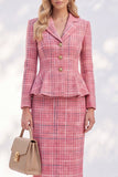 Costume pour femme rose en tweed à carreaux, revers crantés, boutonnage simple, basque et poches