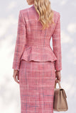 Costume pour femme rose en tweed à carreaux, revers crantés, boutonnage simple, basque et poches