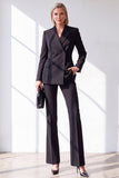 Costume deux pièces pour femme noir ajusté à revers en pointe, boutonnage croisé et poches