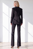 Costume deux pièces pour femme noir ajusté à revers en pointe, boutonnage croisé et poches