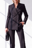 Costume deux pièces pour femme noir ajusté à revers en pointe, boutonnage croisé et poches