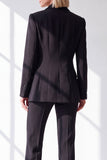 Costume deux pièces pour femme noir ajusté à revers en pointe, boutonnage croisé et poches