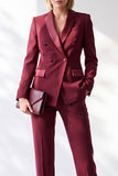 Costume pour femme bourgogne ajusté à col châle, boutonnage croisé et poches