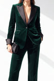 Costume pour femme vert foncé en velours à revers en pointe, boutonnage simple, col en V et poches