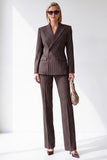 Costume deux pièces pour femme café à fines rayures, revers en pointe et boutonnage croisé