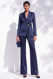 Costume deux pièces pour femme bleu marine en satin à col en V, revers crantés et ceinture