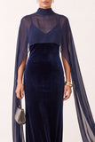 Robe de cérémonie longue bleu marine en velours, à col montant, à fines bretelles, avec cape en mousseline