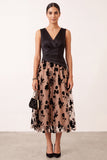 Robe invitée mariage midi noire et champagne en satin, ligne A, col en V, détails floraux et tulle