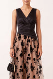Robe invitée mariage midi noire et champagne en satin, ligne A, col en V, détails floraux et tulle