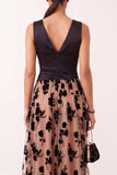 Robe invitée mariage midi noire et champagne en satin, ligne A, col en V, détails floraux et tulle