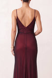Robe de soirée longue noire et rouge, coupe fourreau, à fines bretelles et avec fente