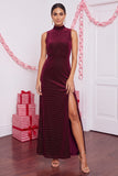 Robe de fête midi bourgogne en velours, coupe fourreau, à col montant, perlée et avec fente