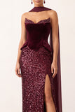robe de noël longue bourgogne en velours à paillettes, coupe fourreau, sans bretelles et avec drapé en mousseline
