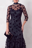 Robe invitée mariage midi noire coupe sirène, à col rond illusion, détails floraux, volants et manches 3/4