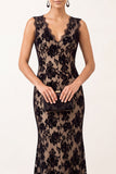 Robe de cérémonie longue noire coupe sirène, à col en V et en dentelle
