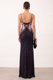 Robe de cérémonie longue noire coupe fourreau, à détails floraux, perlée, à fines bretelles et avec fente