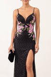 Robe de cérémonie longue noire coupe fourreau, à détails floraux, perlée, à fines bretelles et avec fente
