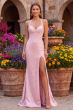 Robe de soirée longue rose en satin coupe sirène, corset, à encolure tour de cou, perlée, dos nu et fente