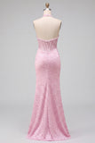 Robe de soirée longue rose en satin coupe sirène, corset, à encolure tour de cou, perlée, dos nu et fente