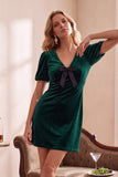 Robe courte de fête de fête courte en velous en velours vert foncé à col en V à manches courtes, courte robe de fête avec nœud