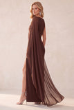 Robe invitée de mariage en mousseline à étui café sur une épaule avec cape