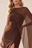 Robe invitée de mariage en mousseline à étui café sur une épaule avec cape
