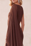 Robe invitée de mariage en mousseline à étui café sur une épaule avec cape
