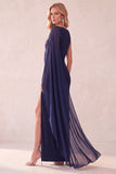 Robe invitée de mariage en mousseline à étui café sur une épaule avec cape