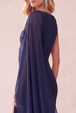 Robe invitée de mariage en mousseline à étui café sur une épaule avec cape